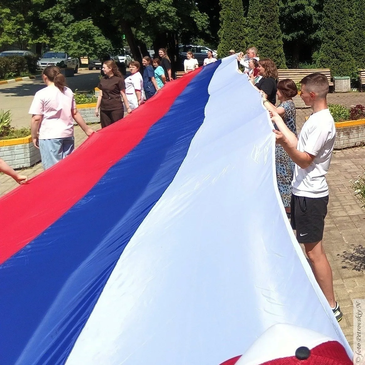 Сегодня над городами и сёлами гордо реет Российский триколор. Флаг развернули и на терр...