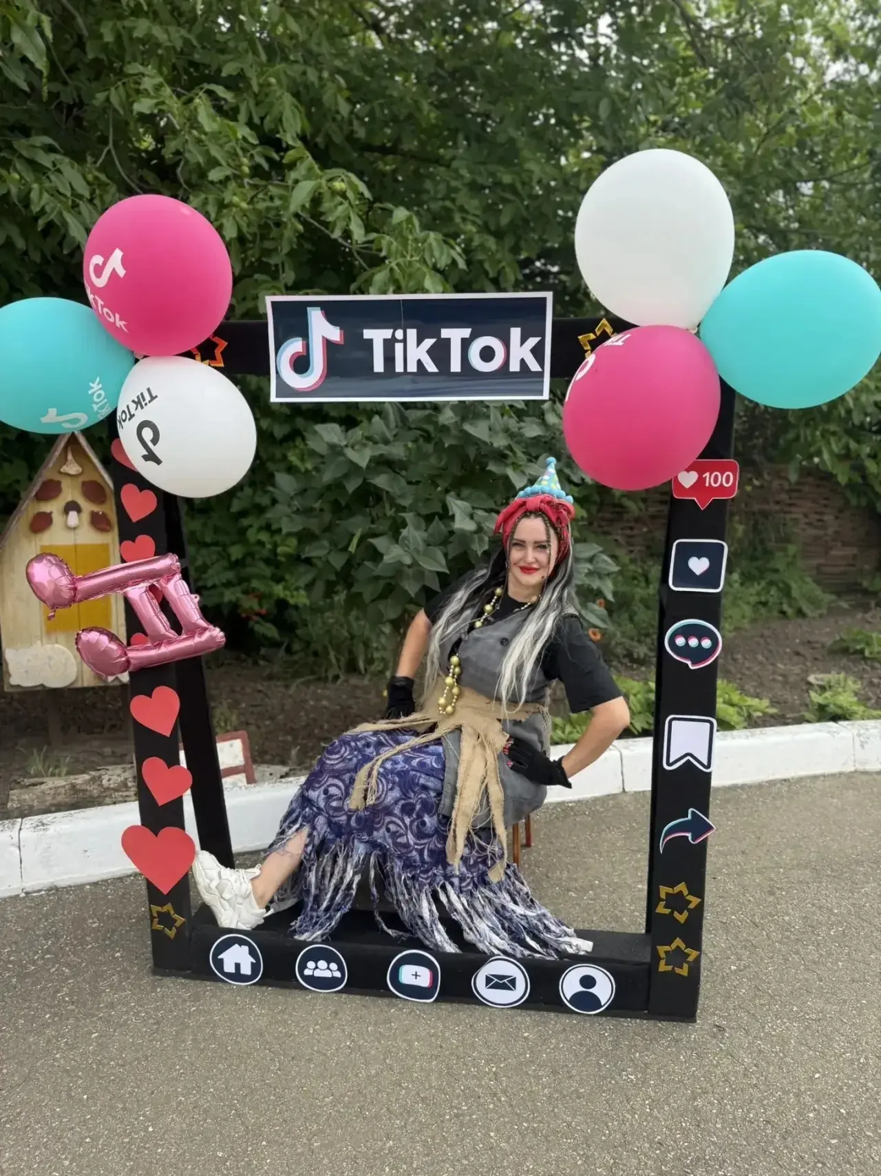 🎂 У кого сегодня день рождения? У Бабы Яги! 🎉