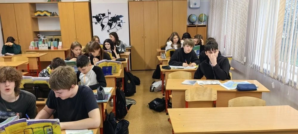 🌍 День географии в школе: открываем мир тайн и загадок России  🗺️География - это удивительная наука,