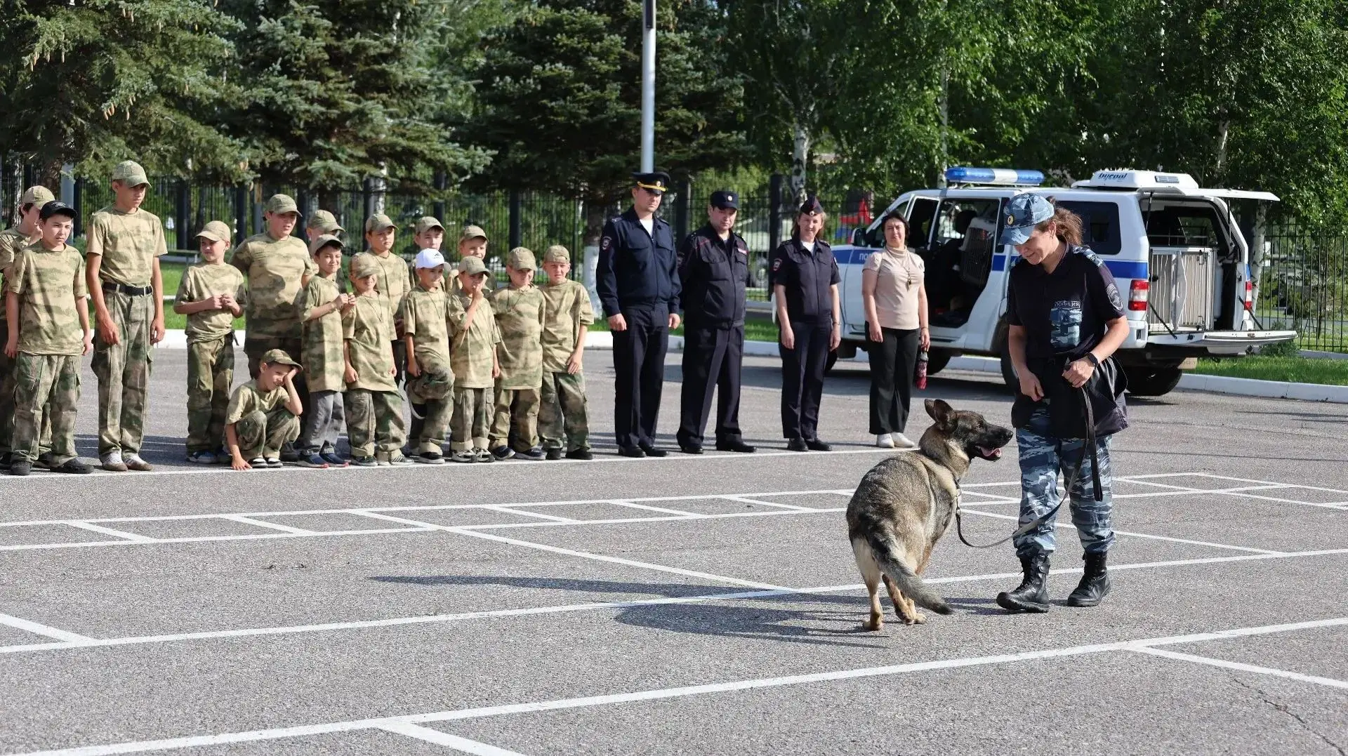 В Башкортостане в военно-патриотическом парке «Патриот» кинологи познакомили подростков...