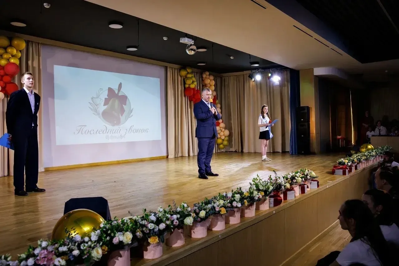 Директор Центра развития Евгений Андриенко поздравил выпускников школ Западного округа ...
