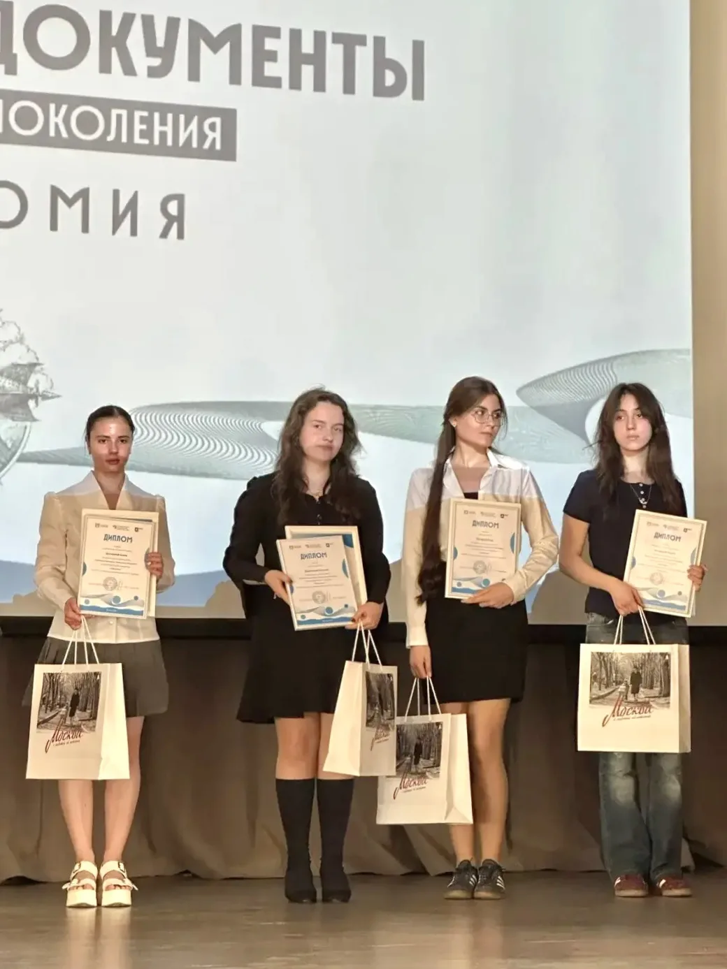 ПОБЕДИТЕЛИ ПРОЕКТА «УНИКАЛЬНЫЕ ДОКУМЕНТЫ. ВЗГЛЯД НОВОГО ПОКОЛЕНИЯ»  📚 Наши ученицы 8-х классов под р