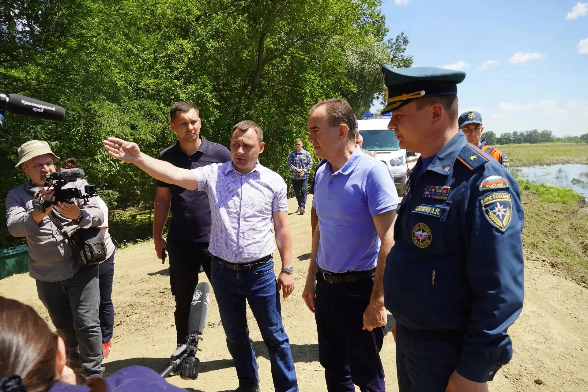Вениамин Кондратьев проверил состояние гидротехнических сооружений в Крымском районе 

"Обильные оса