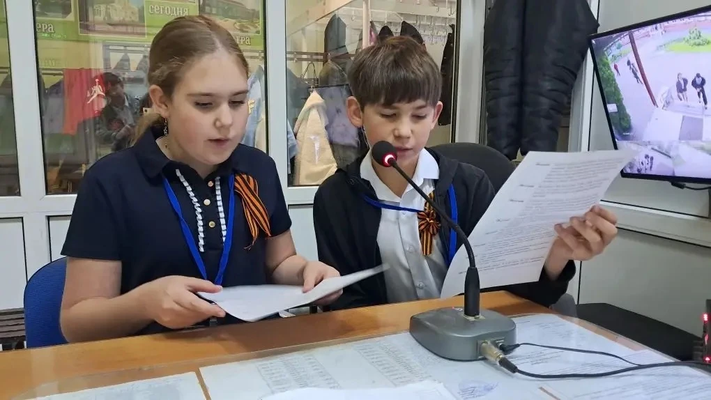 🇷🇺 Начало новой учебной недели   Традиционная церемония поднятия Государственного флага РФ и исполне