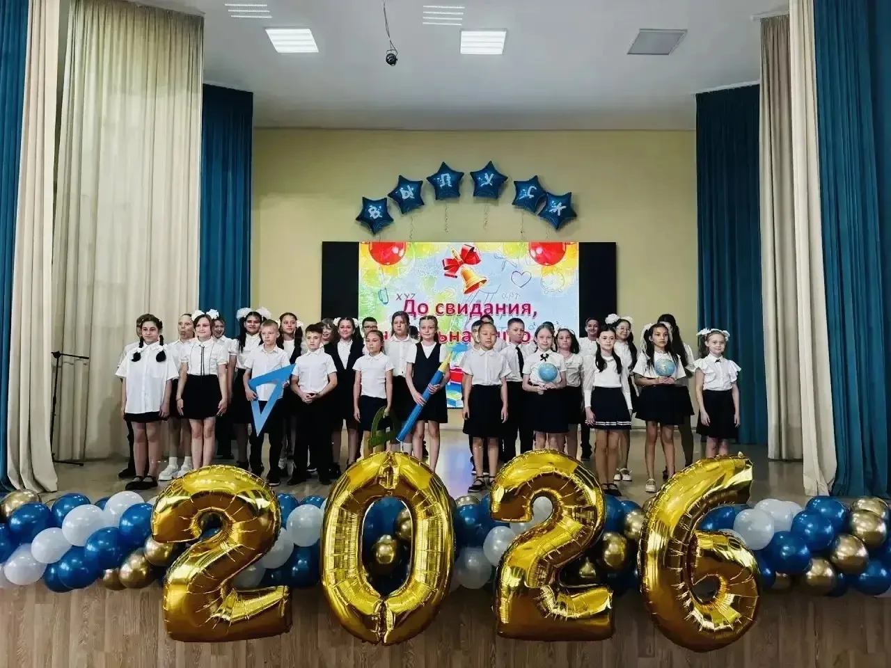 🎓 В добрый путь, наши четвёртоклассники!

Вот и прозвенел последний звонок для выпускников начально