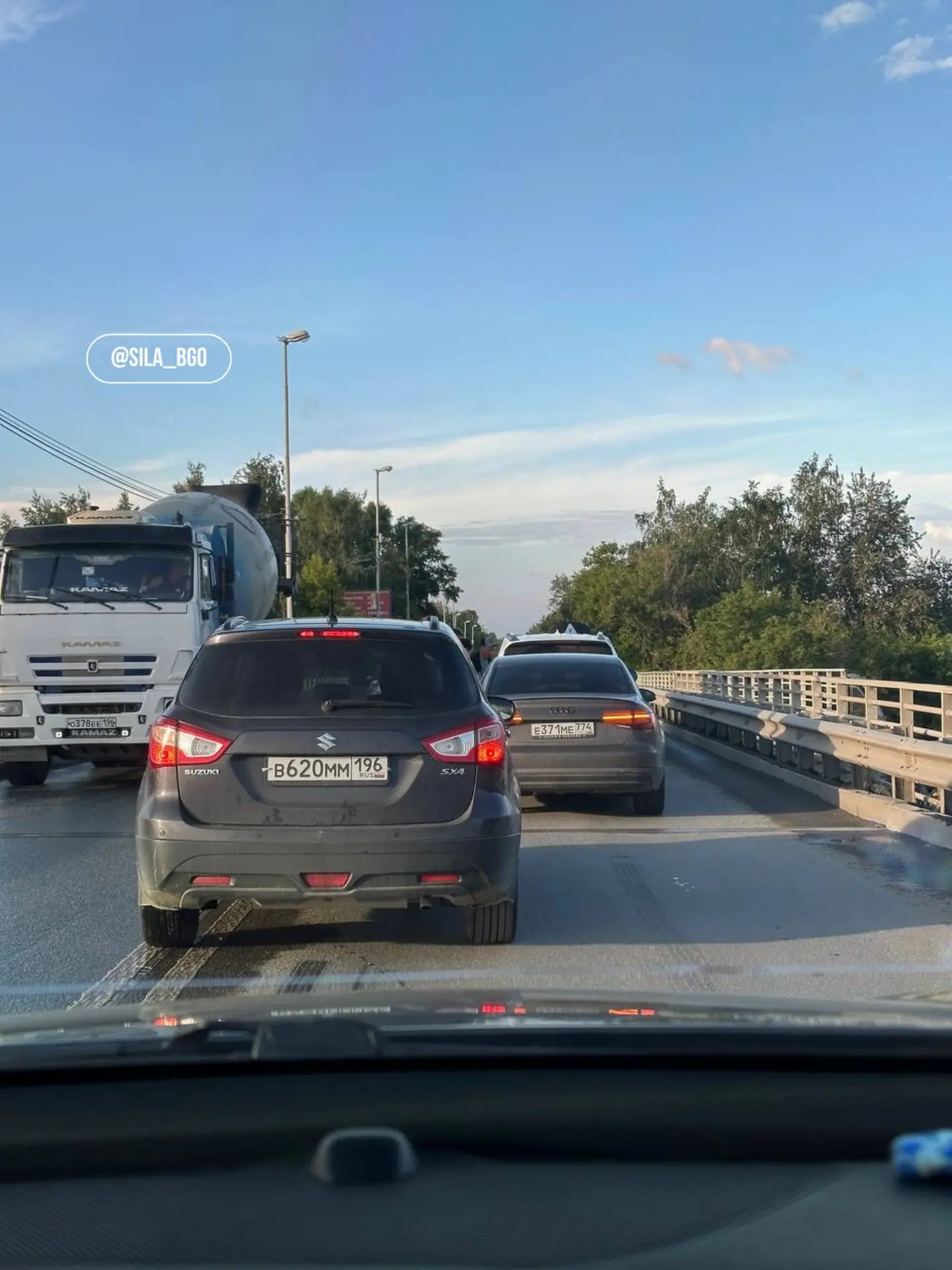На спуске с Блюхеровского моста в сторону Березовского произошло ДТП

Из-за аварии на участке сейчас