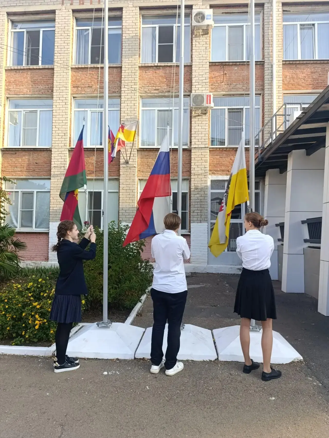 28.09 состоялась торжественная линейка поднятия флагов, посвященная дню города и воссое...