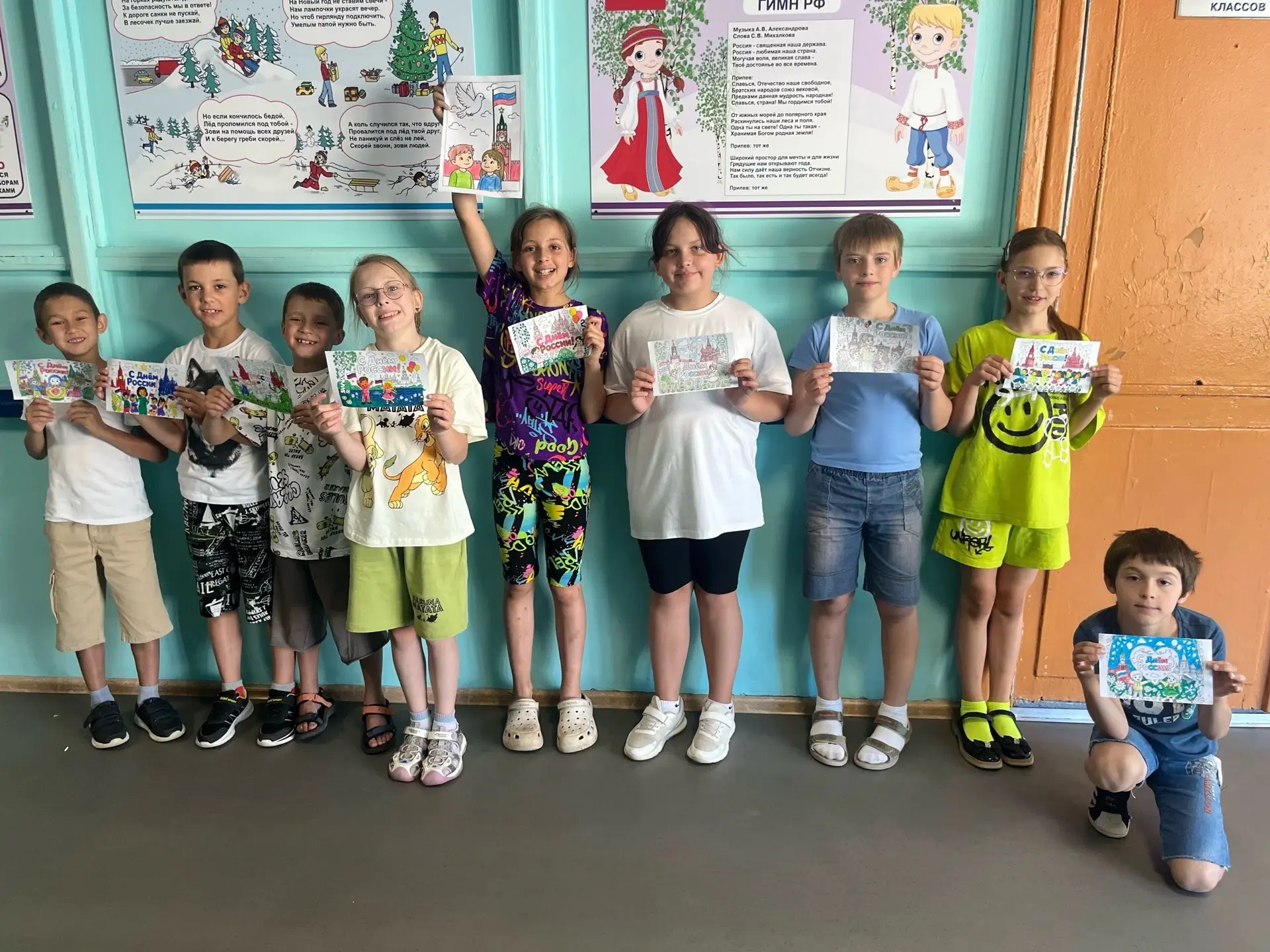 🎉 В нашем школьном лагере прошло замечательное мероприятие, посвящённое Дню России! 🇷🇺

Ребята по