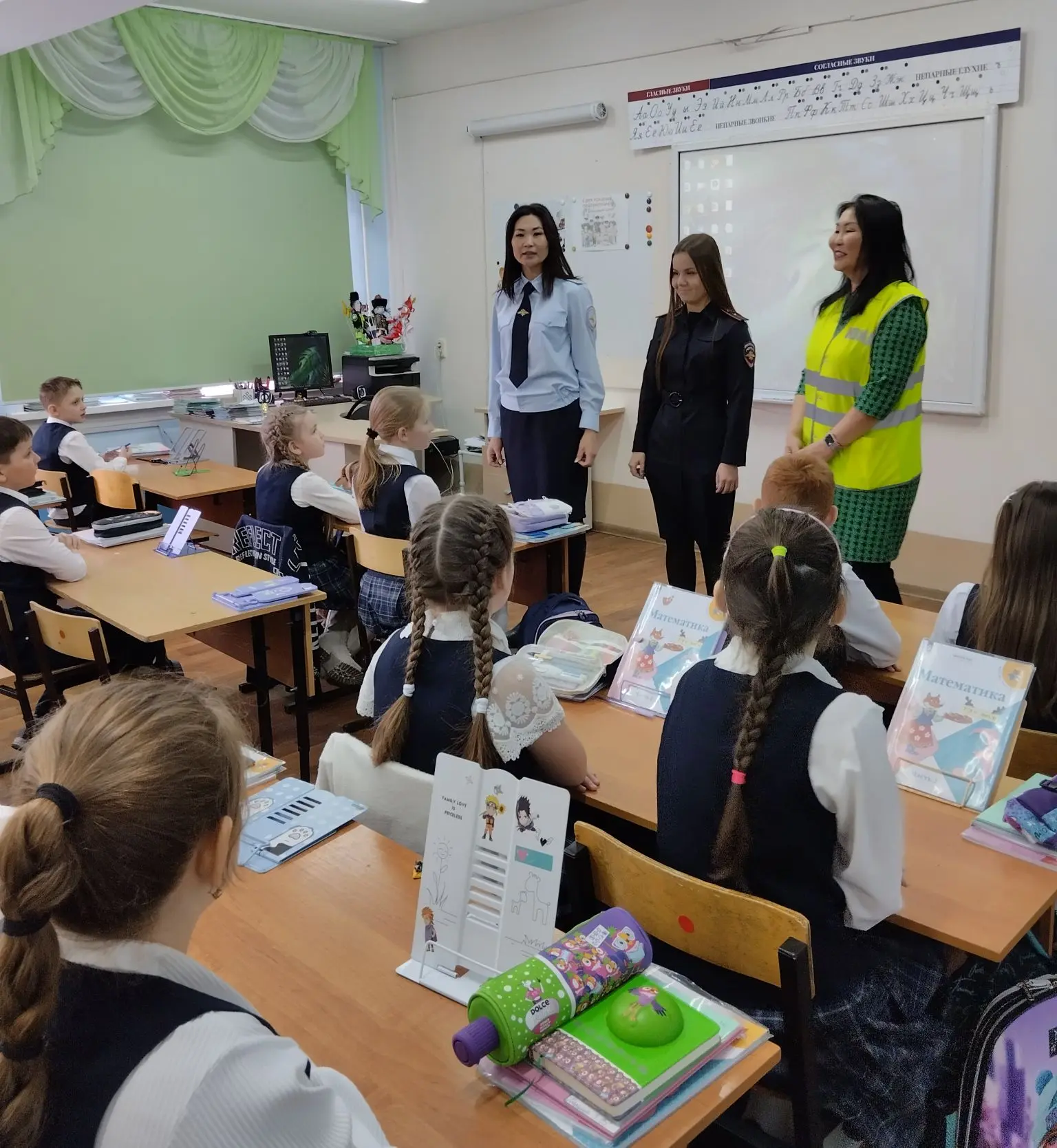 Занятия по правилам дорожного движения для лицеистов.  👮‍♀️Педагоги ДЮЦ "Безопасное детство" совмест