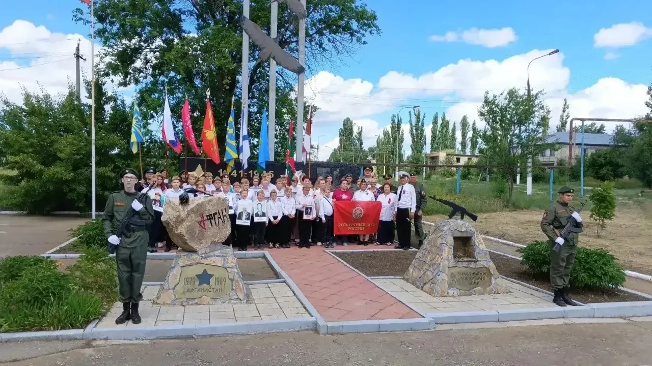 Сегодня 20 июня учащиеся нашей школы приняли участие в Вахте Памяти, посвященной Дню памяти и скорби