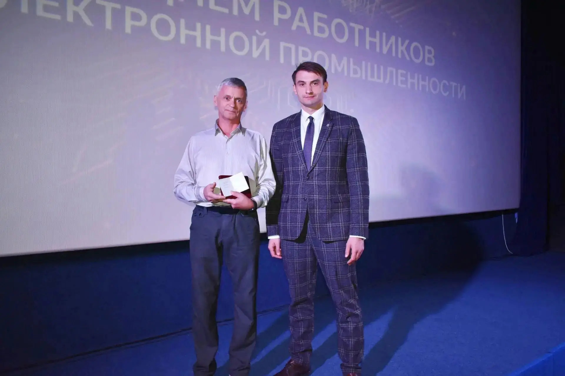 Накануне Дня работников электронной промышленности  министр энергетики, промышленности ...