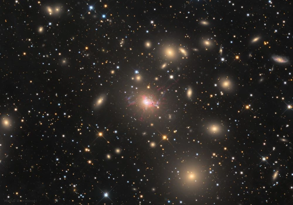 NGC 1275 - активная центральная галактика скопления Персея. Она поглощает вещество и пи...