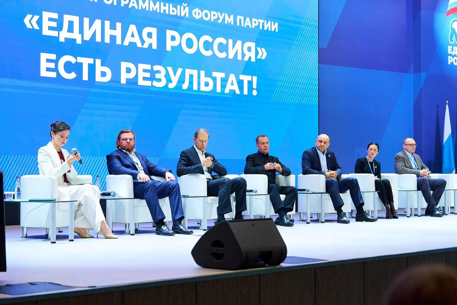 Вместе с делегацией Югры принял участие в пленарном заседании первого окружного отчетно‑программного