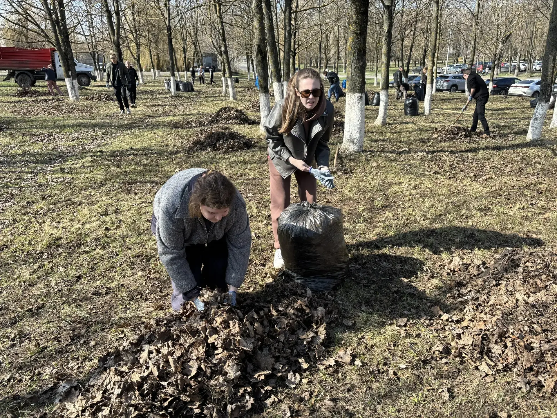 Педагоги школы вчера активно участвовали в общегородском субботнике. Вооружившись перчатками и мешка