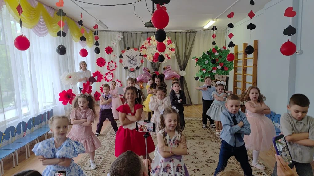 🎓✨ С ума сойти! Наши подготовишки отправились в Страну чудес... И это было волшебно! ✨🎓

Вот и нас
