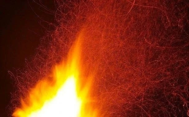 🔥Провода загорелись в южно-сахалинской "Атмосфере"  В Южно-Сахалинске 1 апреля вспыхнули провода в Ж