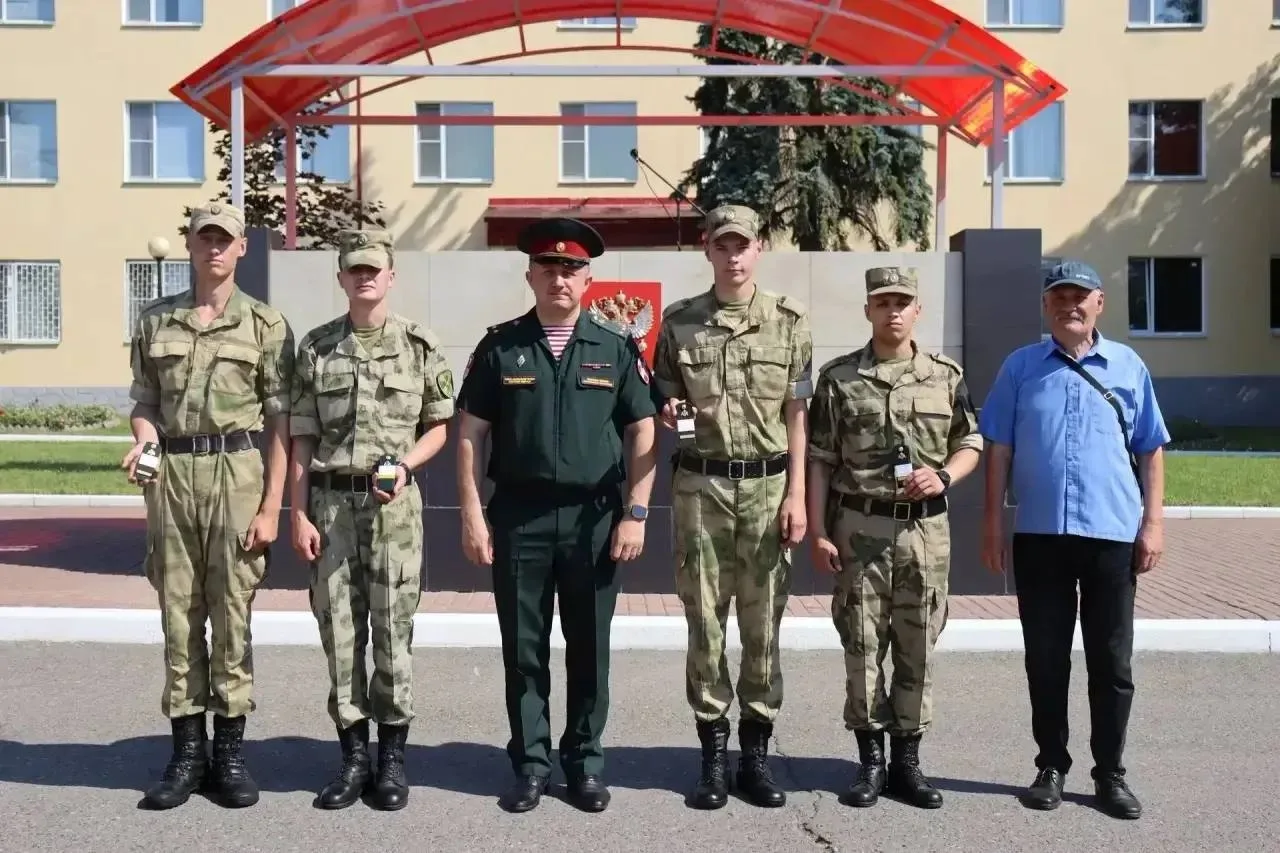 В войсковой части 3500 состоялись мероприятия, посвящённые Дню России.

В ходе торжественного постро