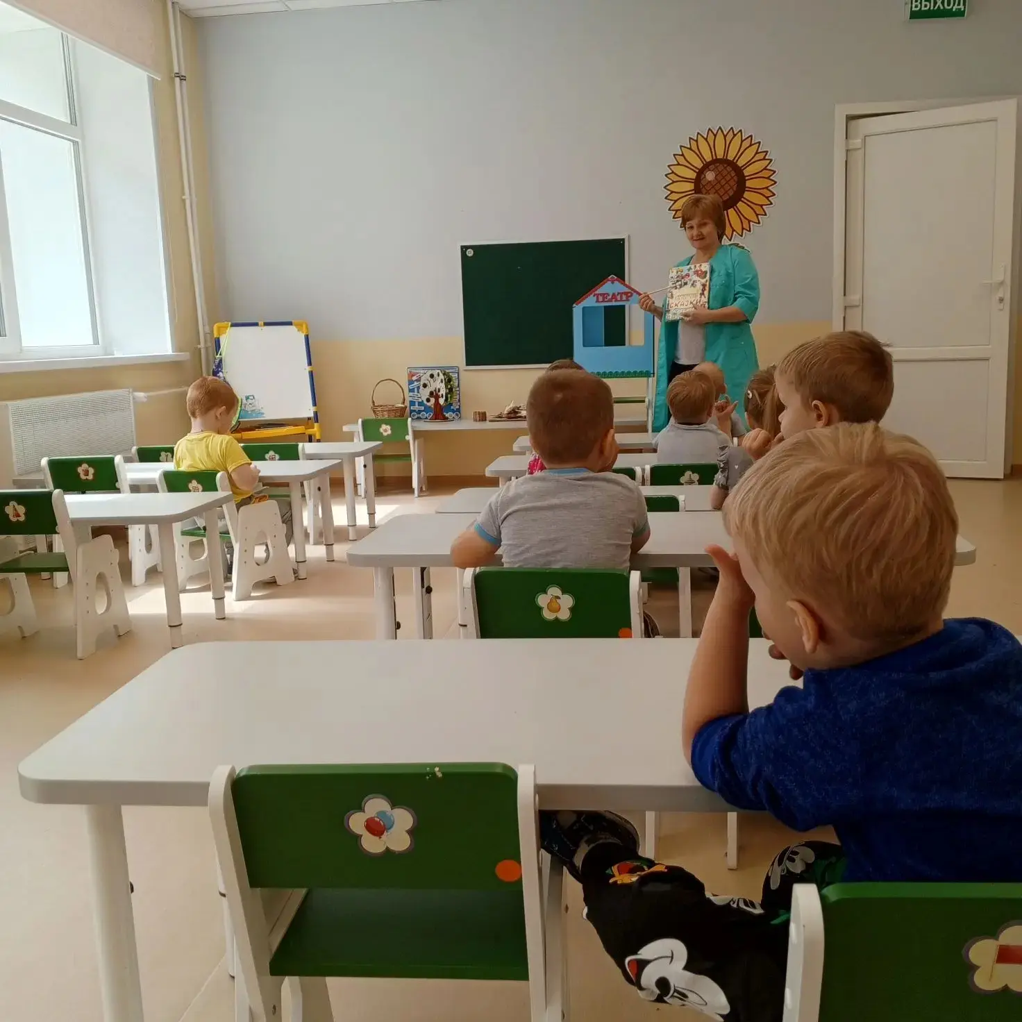 Сегодня дети средней группы для Карлсона, который живёт на крыше, приготовили сюрприз.