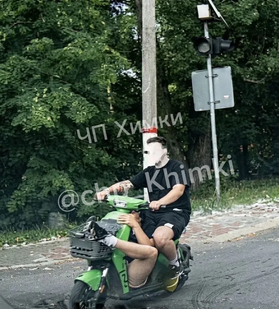 😂 Химчане пока еще не научились правильно использовать недавно появившиеся скутеры в Химках.

@chp_