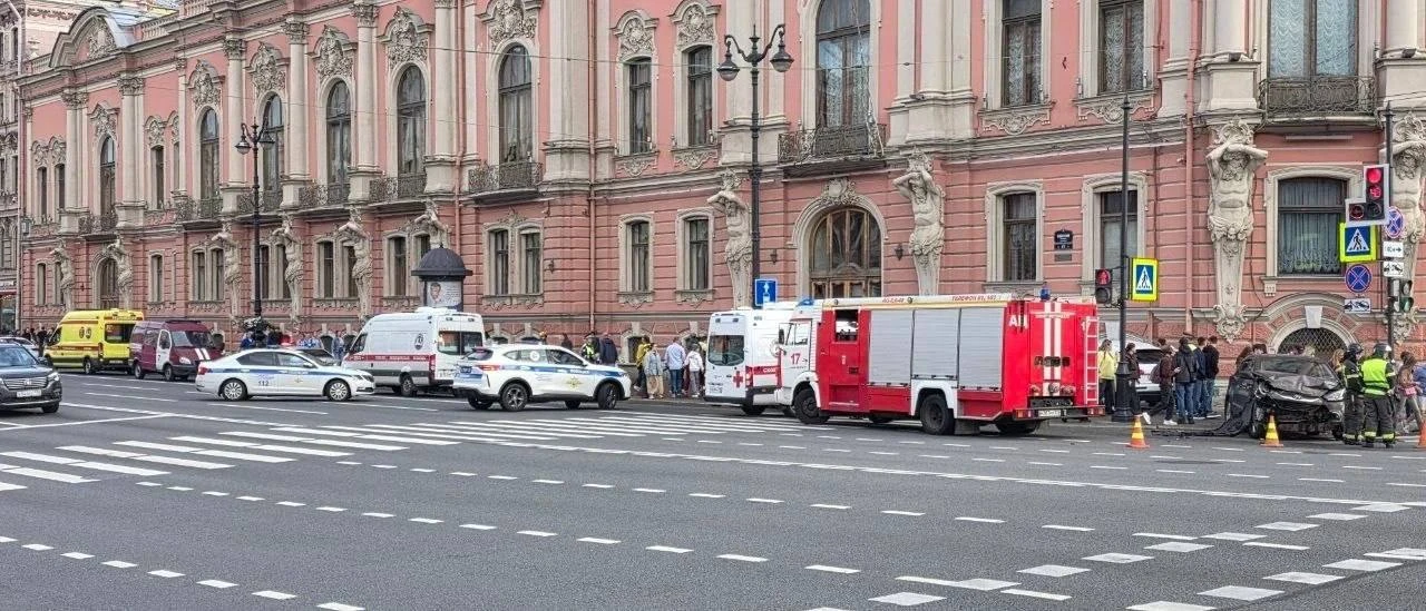 😨 Четыре человека пострадали в ДТП на углу Невского проспекта и Фонтанки. Среди постра...