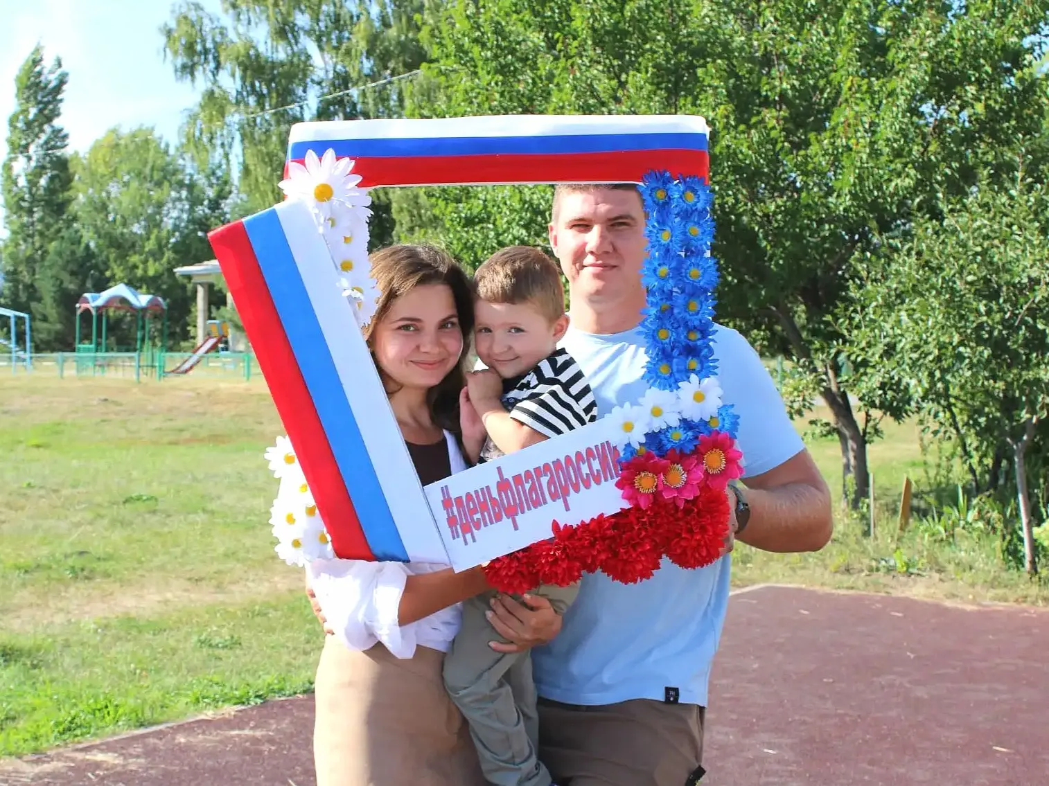 В праздничный день наш город окрасился в белый, синий и красный. В честь Дня Государств...
