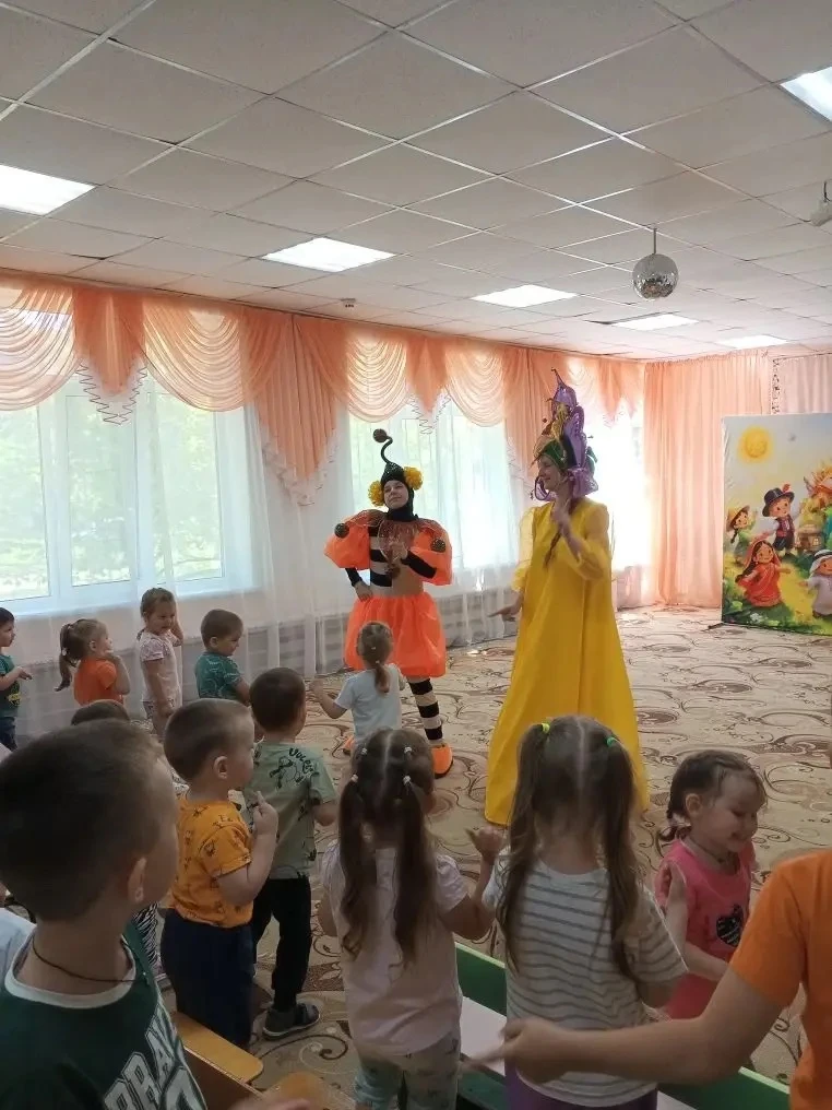 Ура, каникулы! ☀️🎉

Начало летних каникул мы встретили самым ярким и веселым способом! В нашем детс