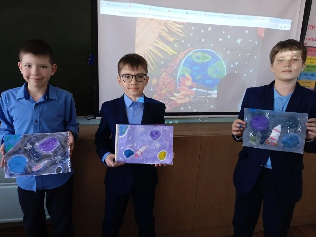 Учащиеся 4" Б" класса активно принимают участие в Неделе космонавтики.  На уроке ИЗО рисовали космос