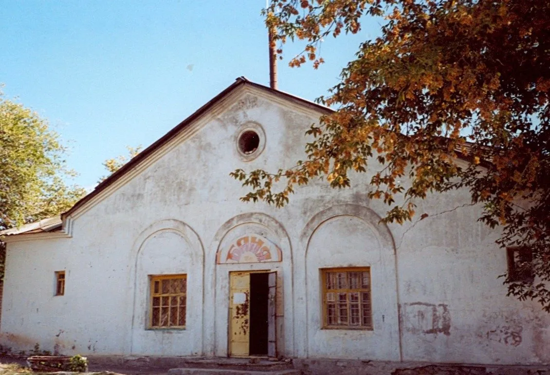 На этой фотографии — городская баня в городе Серафимовиче. Она была рассчитана на 70 че...