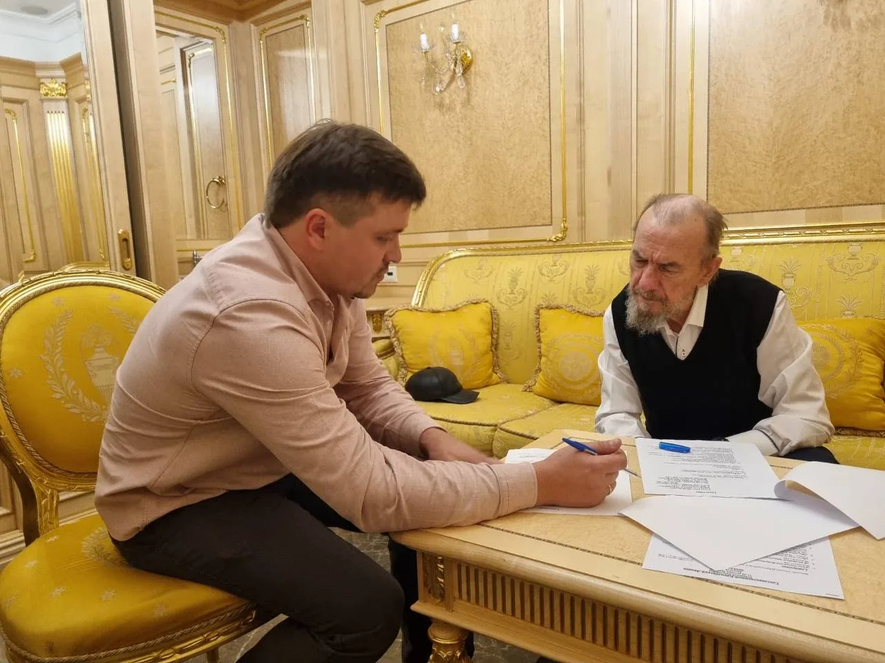 Сегодня день рождения празднует заслуженный артист Карачаево-Черкесской Республики, гла...