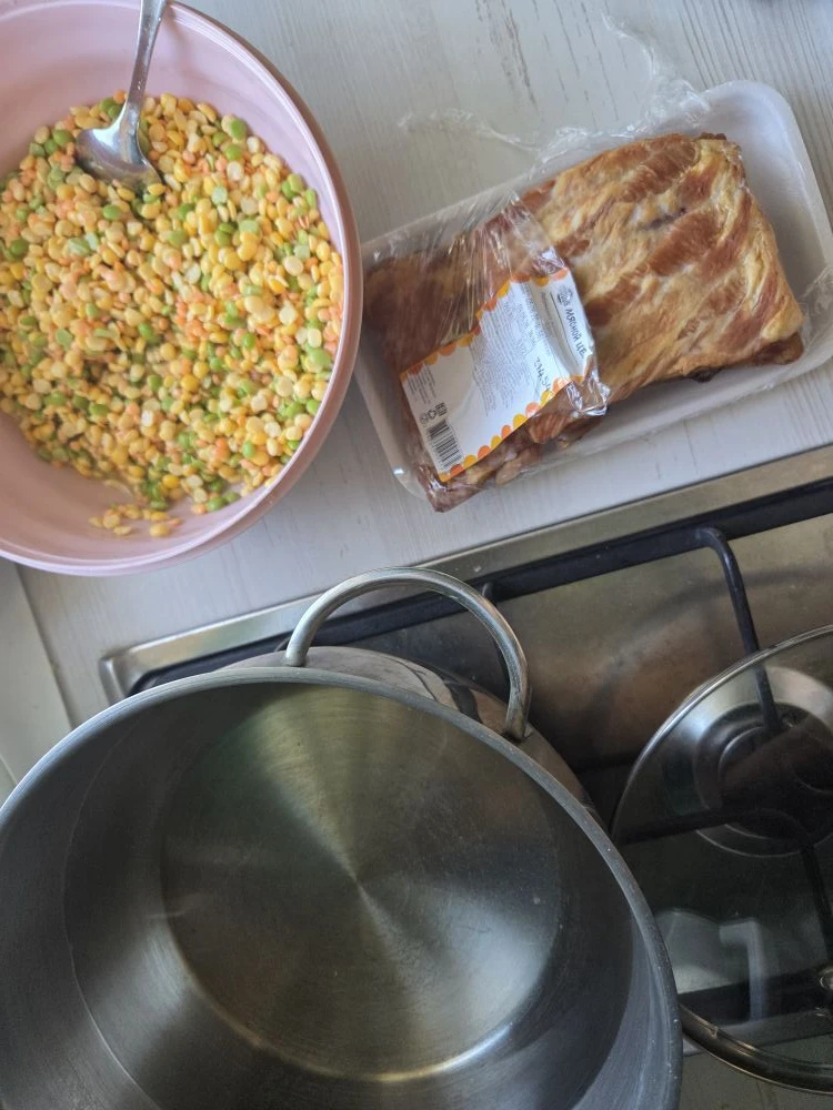 ... а жена готовит гороховый суп 🍜