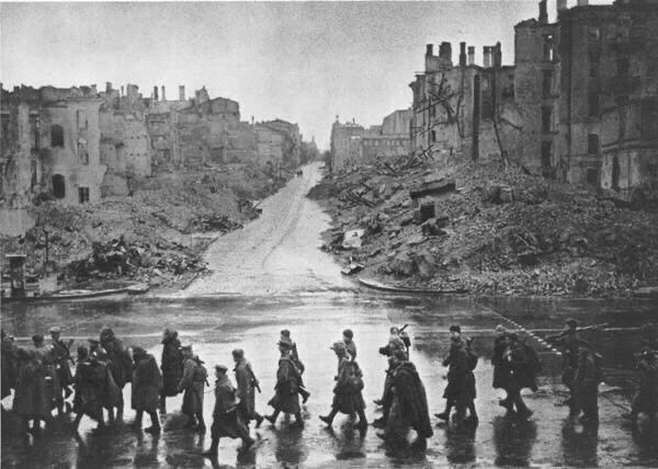 Советские солдаты идут по Крещатику в освобожденном Киеве, 1943 год
