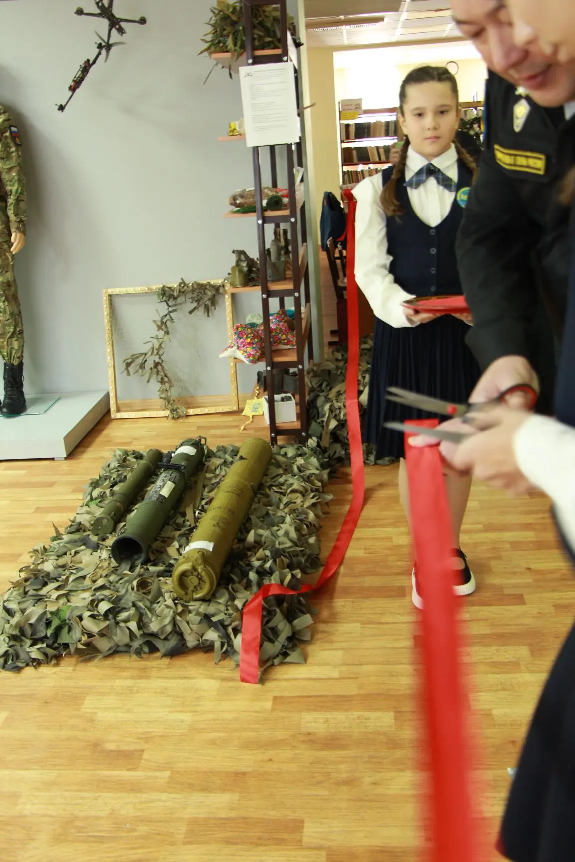 28 февраля в Медико-биологическом лицее открылась экспозиция «СВО: линия жизни и подвига». Это не пр