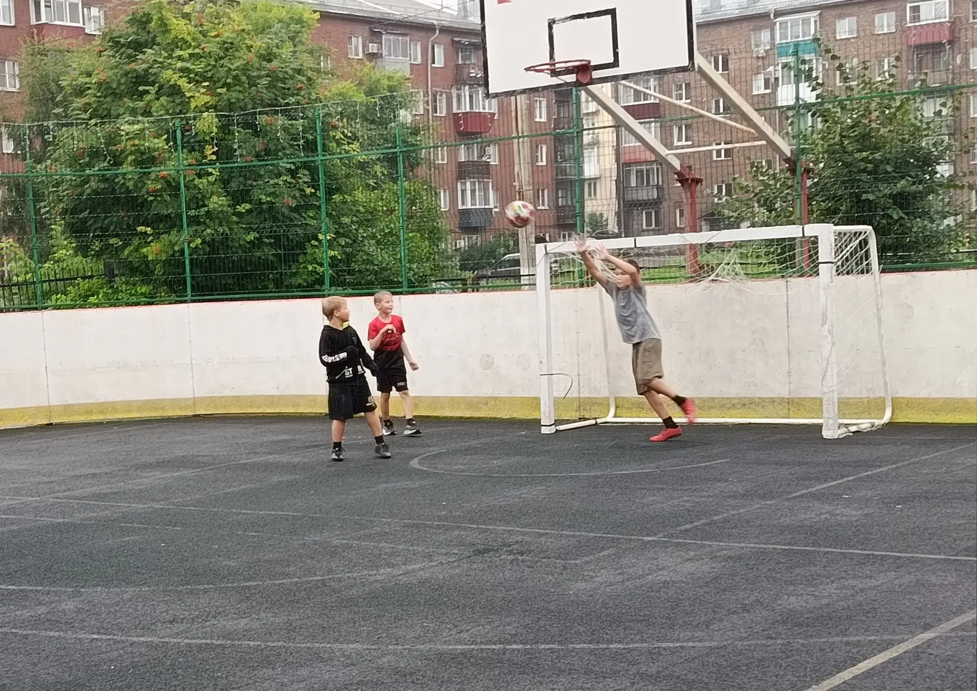 ⚽Футбол — это круто!

Любимое место юных футболистов Кузнецкого района —  многофункциональная площад