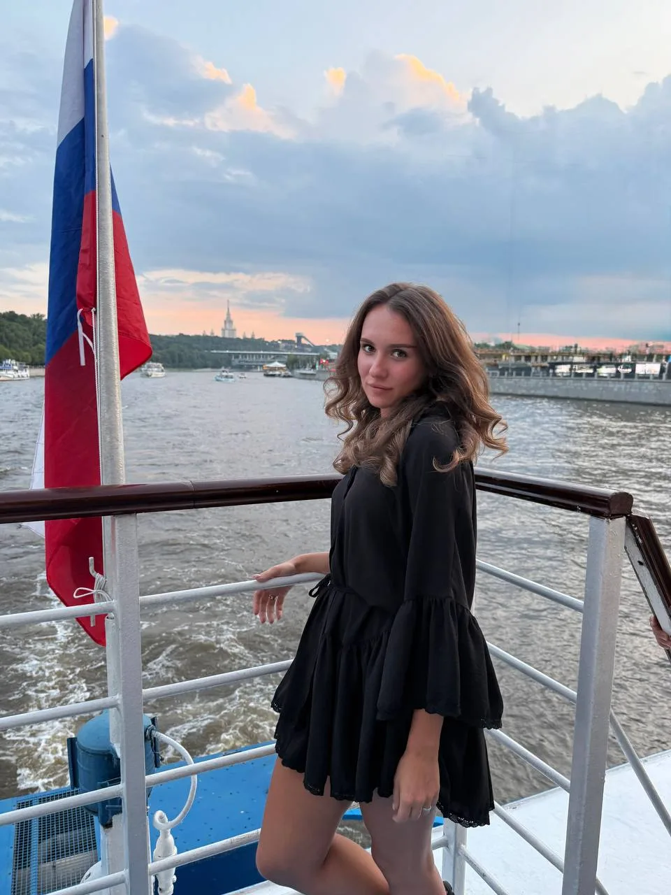 Сегодня прокатились на кораблике по Москве-реке ⛵️. Это уже наша летняя традиция — кажд...