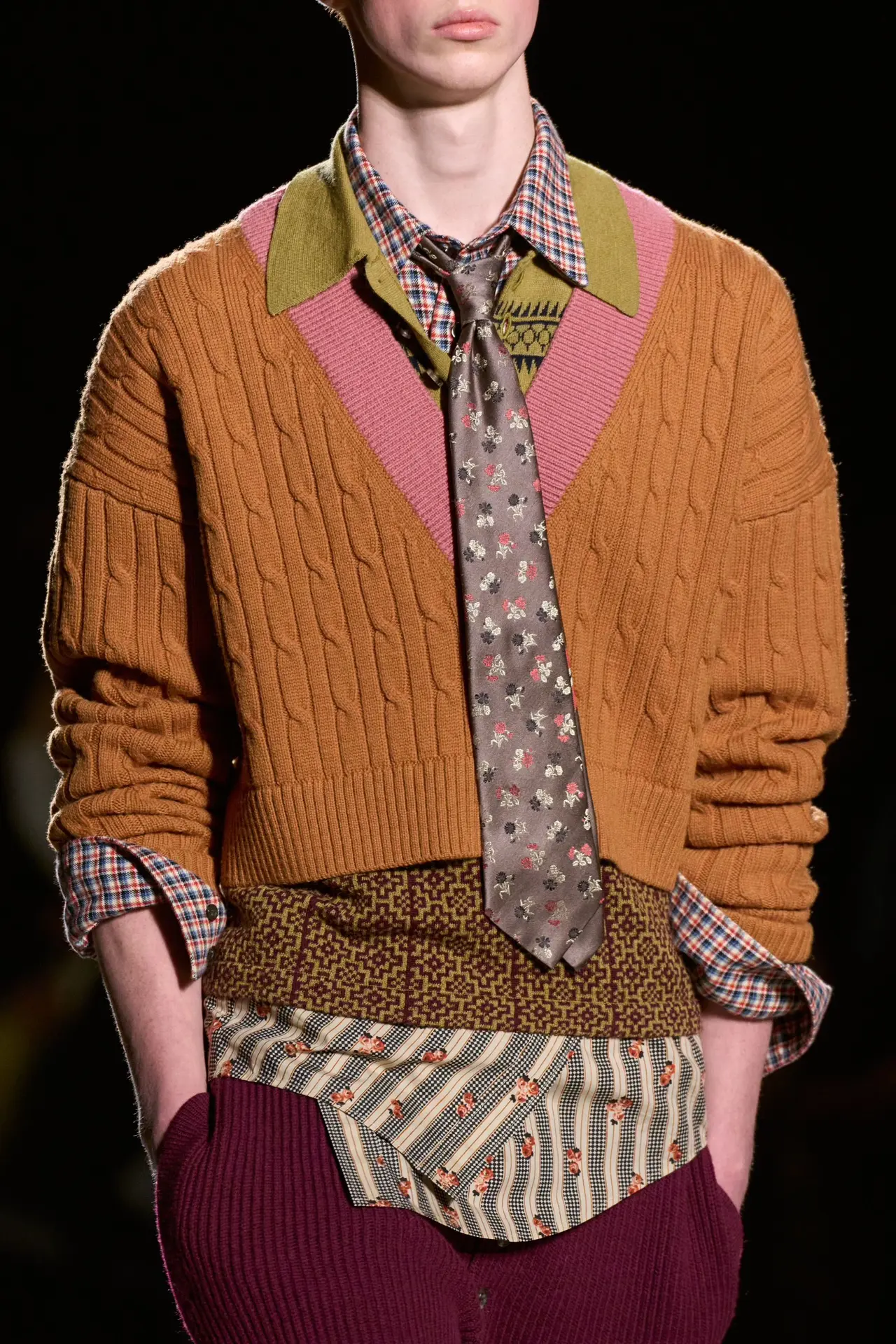 В том сезоне Dries van Noten в мужской коллекции показал роскошнейшие камербанды. А на осень нам пре