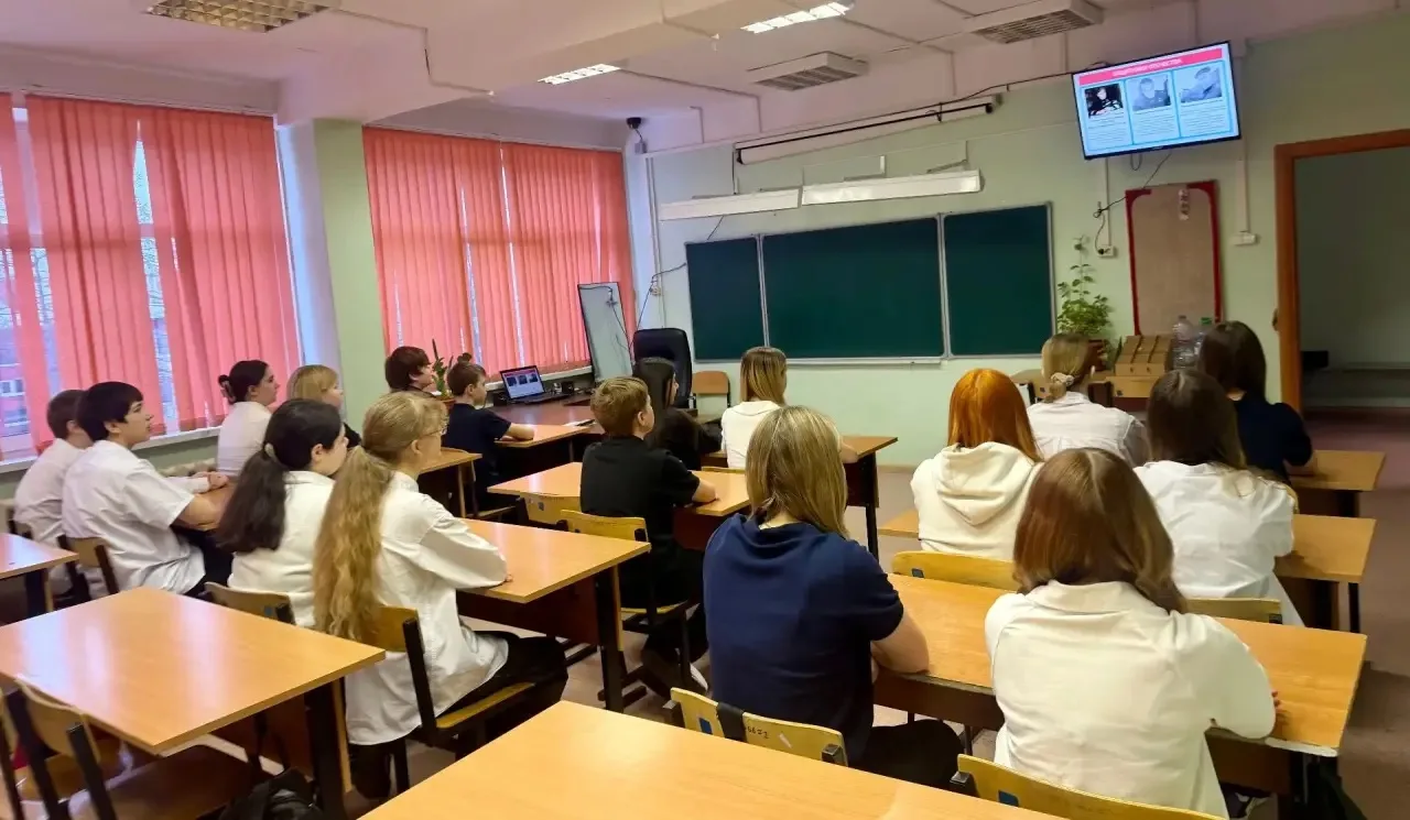 16 февраля 2026 года в МОУ СОШ имени Д. И. Зернова прошла линейка и торжественная церемония поднятия