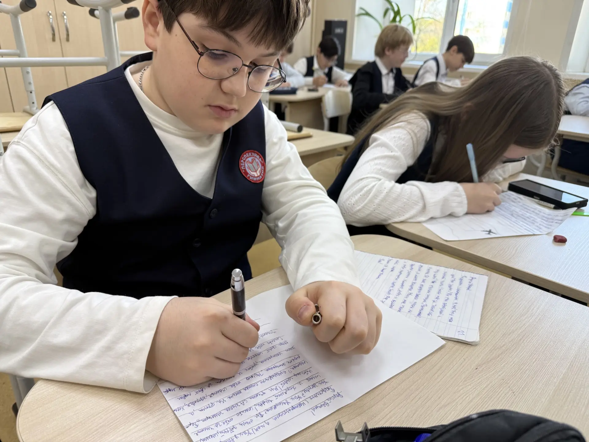 На этих листочках не просто слова, а огромная поддержка, искренность и вера. Дети пишут о главном: о