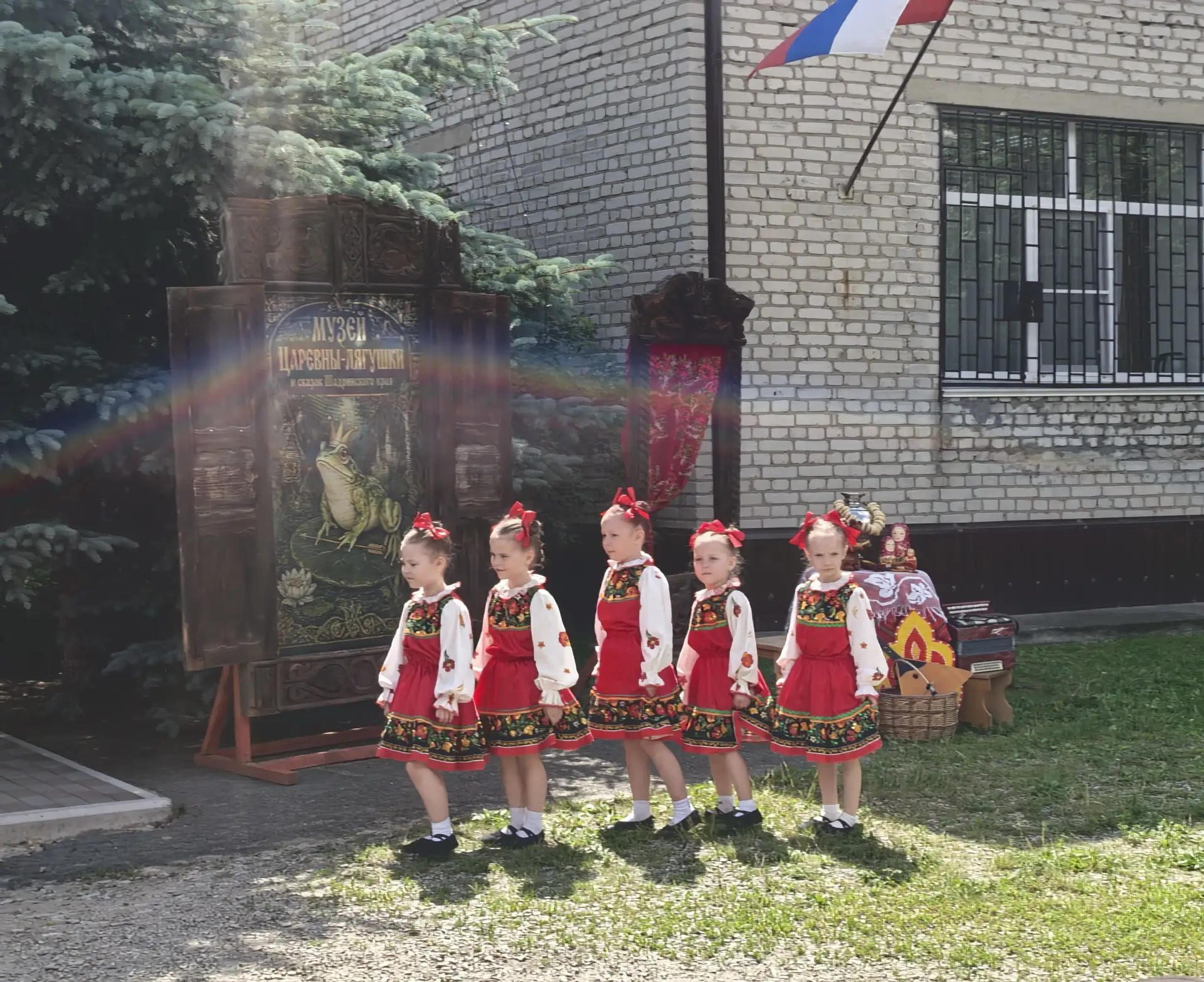 Сегодня в Центре «Лад» прошёл семейный праздник «А у нас во дворе», приуроченный ко Дню...
