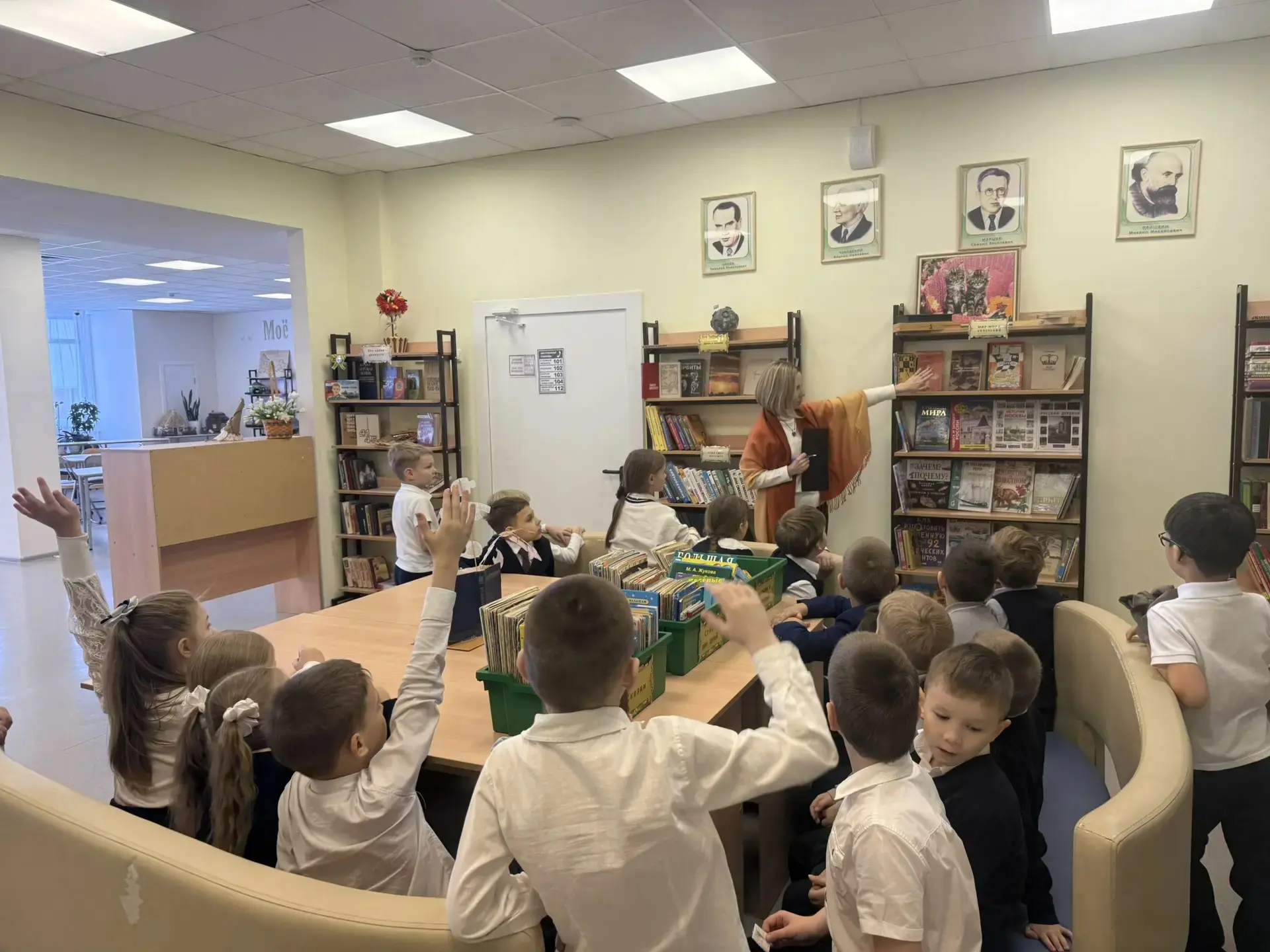 Сегодня ученики 1 «Г» класса побывали на увлекательной экскурсии в школьной библиотеке 📚❤️ Ребят поз