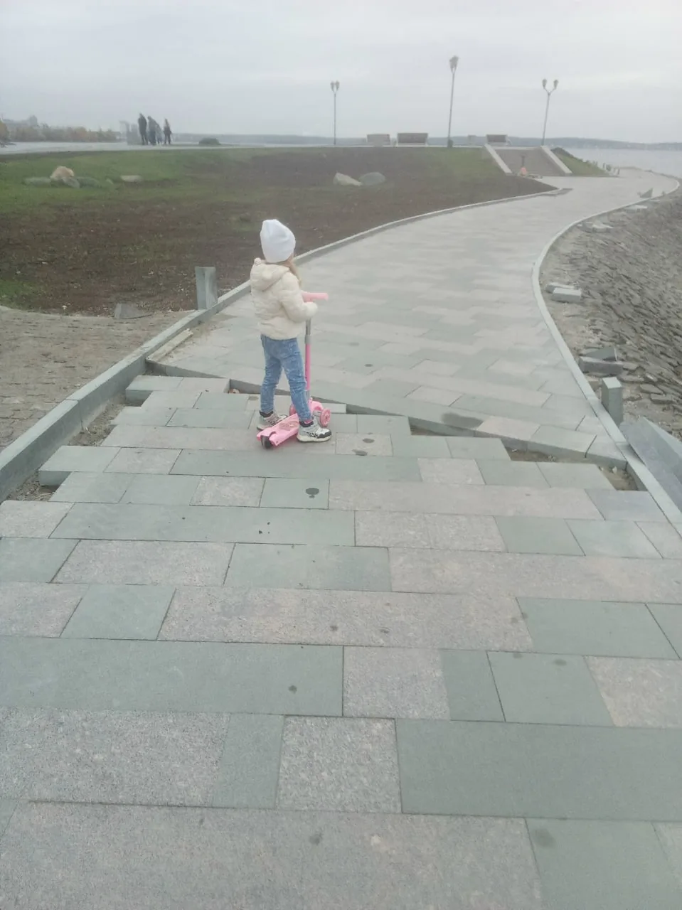 🚧🛠«В шоке». В Петрозаводске ребенок ударился на недоделанной набережной. Жители Петро...
