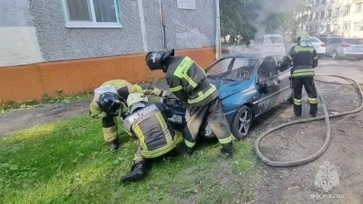 Орловские пожарные за сутки дважды тушили горящие автомобили 

Машина на улице Михалицына была спасе
