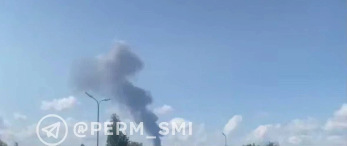 ❗️Чёрный дым поднялся над Пермью

Соседний регион подвергся атаке БПЛА. В небе над городом было слыш