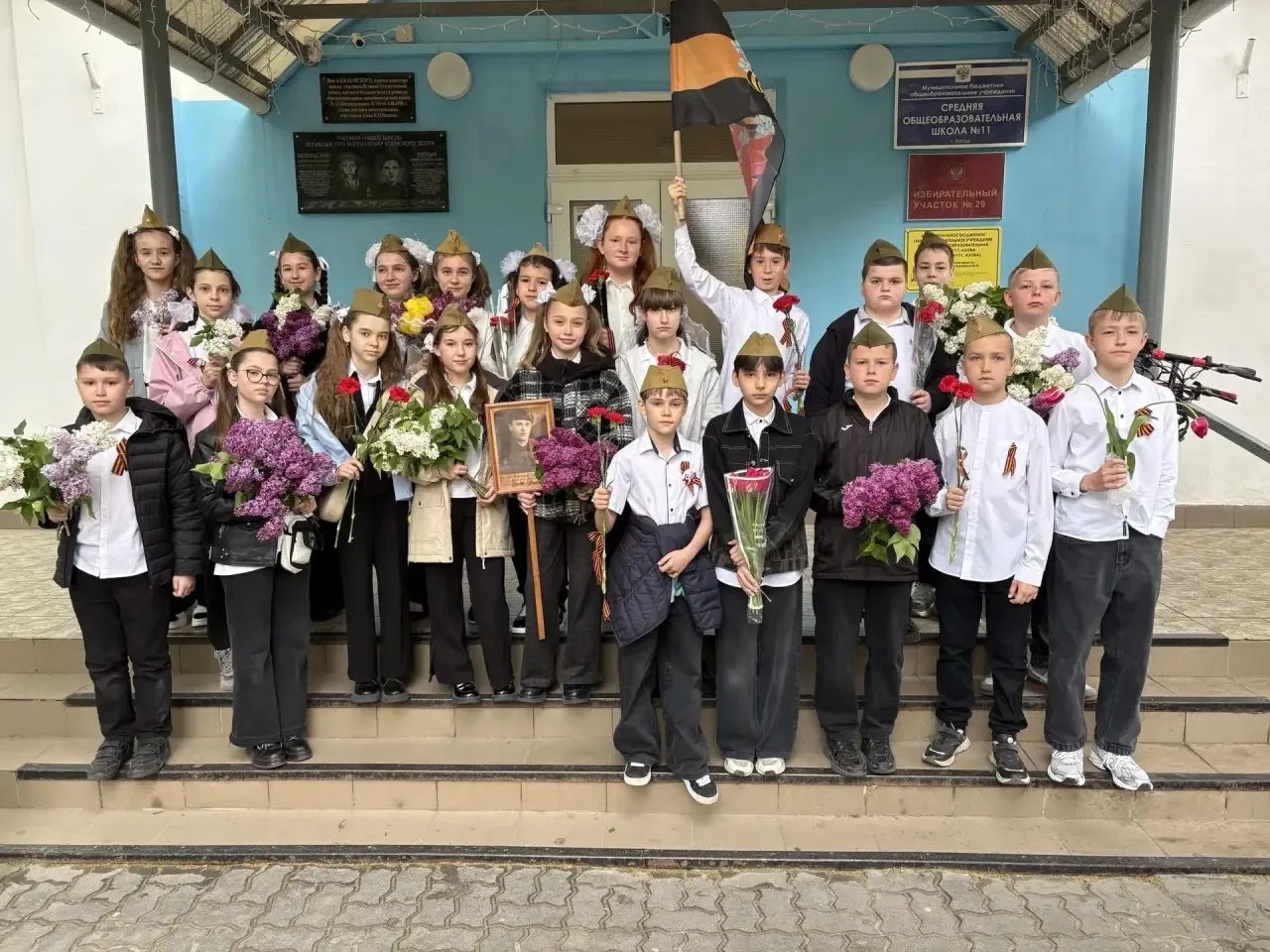 Вахта Памяти и праздничное шествие для возложения цветов к Мемориалу - это школьная традиция.  Ребят