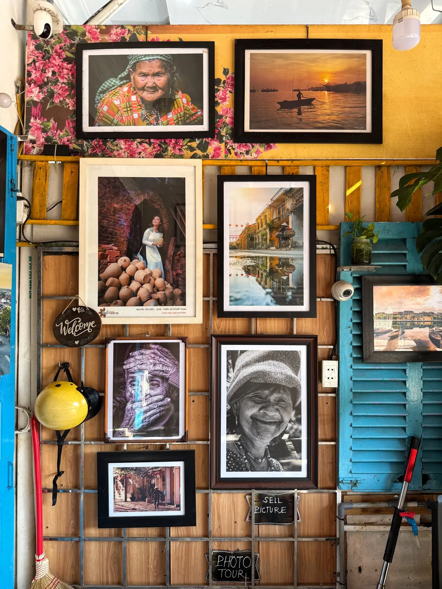 🇻🇳 Заглянул в местную фотогалерею в Хойане — целая стена портретов бабушек-морщинок, ...