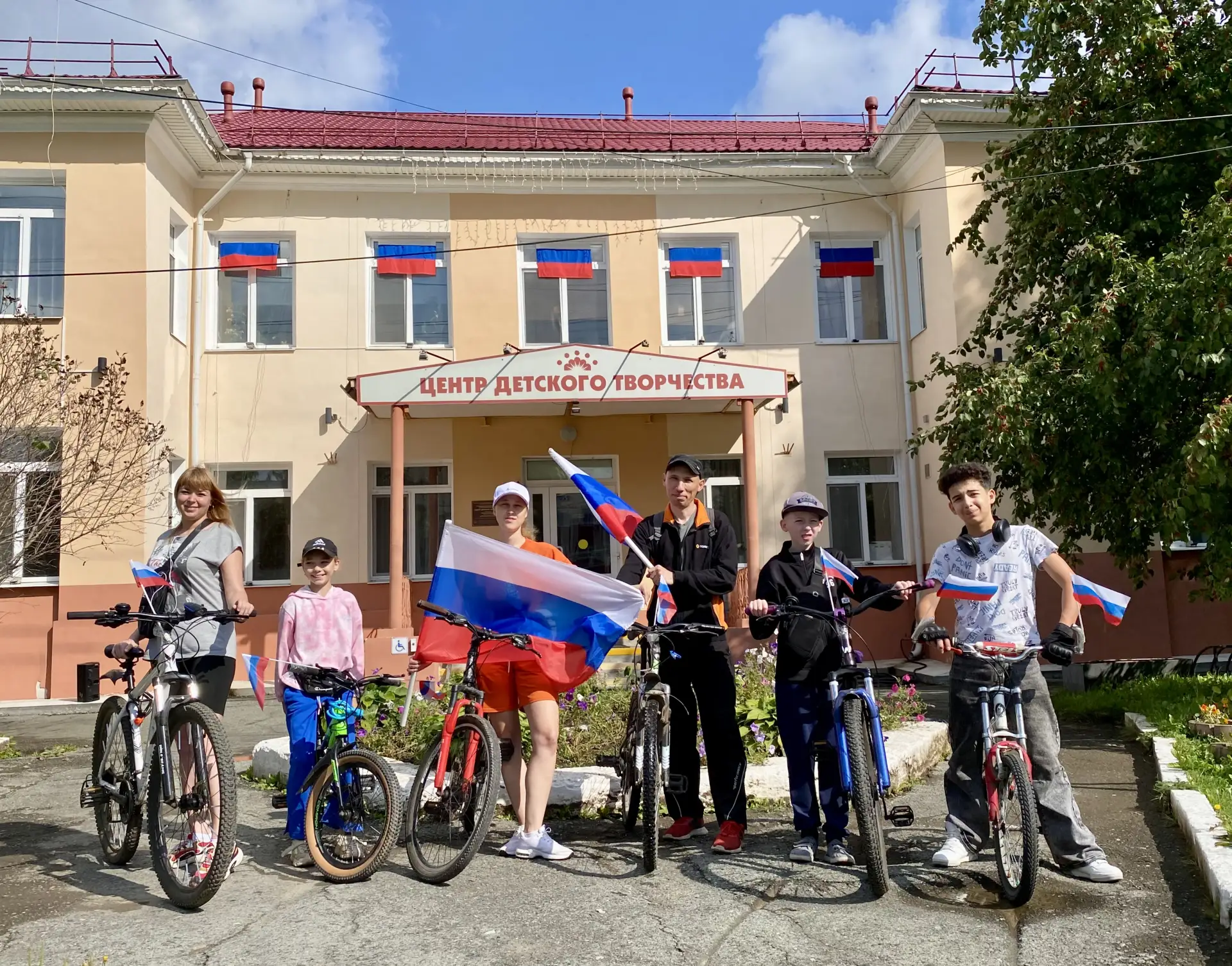 🇷🇺 Три цвета единства на улицах Верхней Салды 🇷🇺