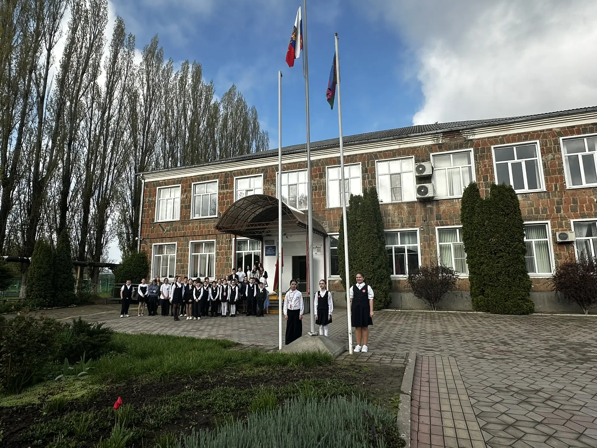 🇷🇺 Начало новой учебной недели  Традиционная церемония поднятия Государственного флага РФ и исполнен