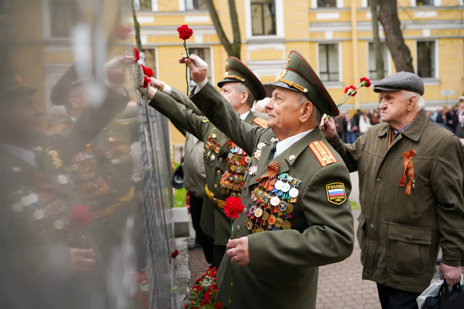 ⚡ В Мемориальном сквере вуза прошла церемония возложения цветов к памятнику профессорам и студентам,