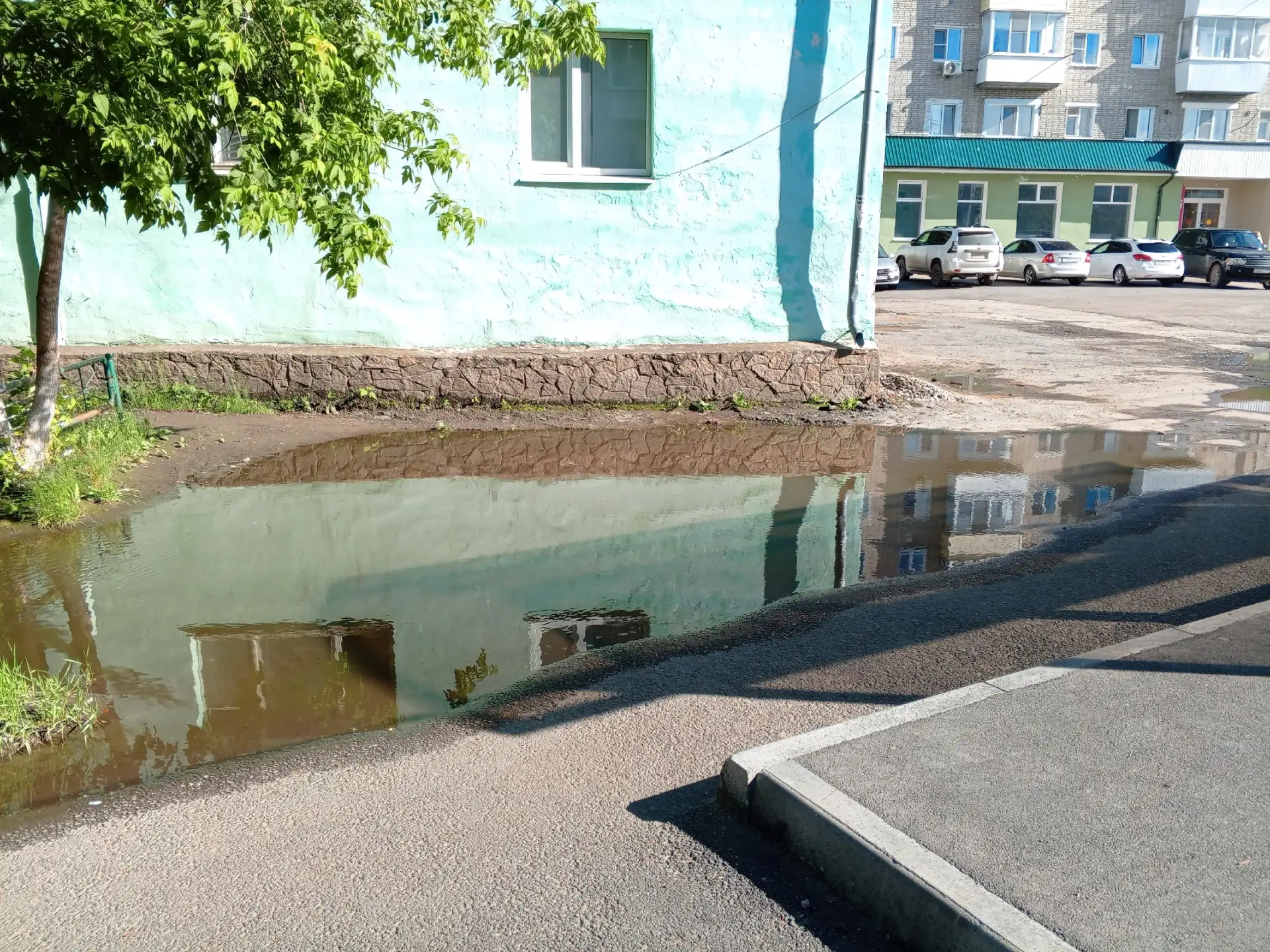 6 июня просто проходил мимо остановки Урал со стороны Магнита. После дождя тротуара просто нет.

Инц
