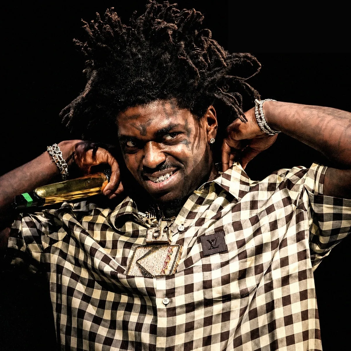 На своем микстейпе «Kodak The Blessing», выпущенном к 29-летию, рэпер из Флориды Kodak Black традици