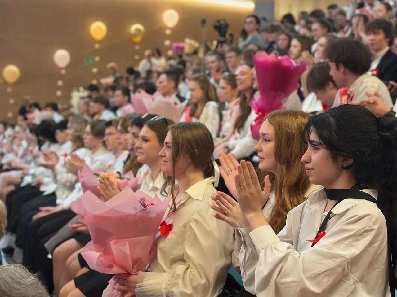 💫 Последний звонок: прощание со школой и шаг в будущее  ⭐ В нашей школе прозвучал последний звонок д